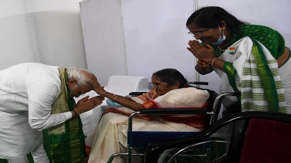 PM took blessings from 90-year-old daughter of freedom fighter Bharti, bowed head at her feet