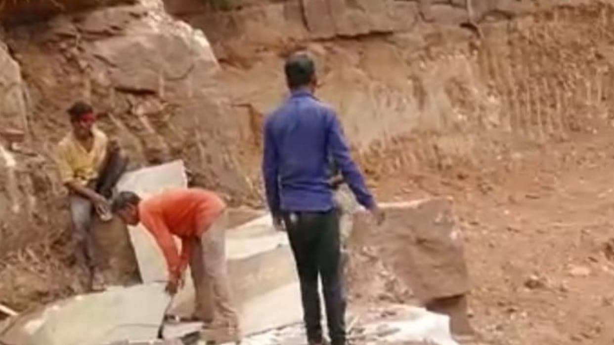 Shivpuri: Officer kind to mafia, give permission even after ban on mining of stone stones