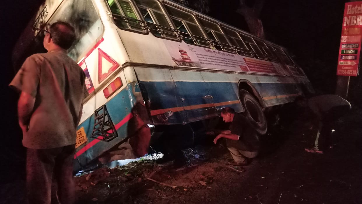Roadways bus collided with tree due to steering jam, 25 passengers were on board