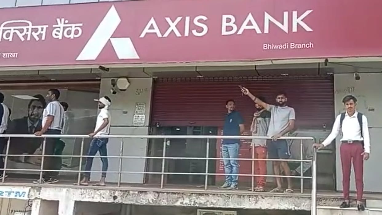 daylight robbery in axis bank of Bhiwadi of Alwar six miscreant looted bank on gunpoint