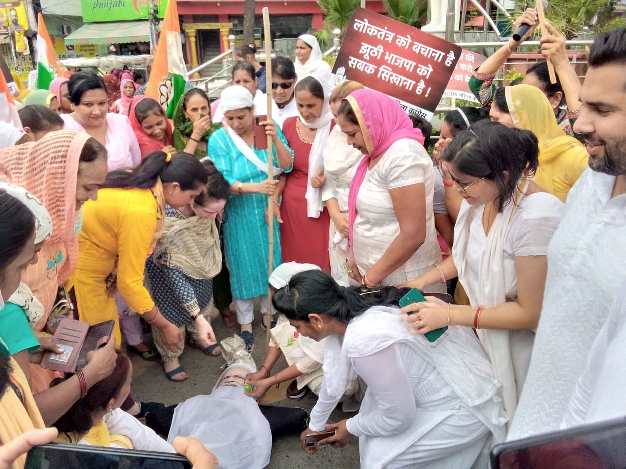 Protest against broadcasting of Rahul Gandhi's speech in a wrong way, Congressmen burn effigy of the government
