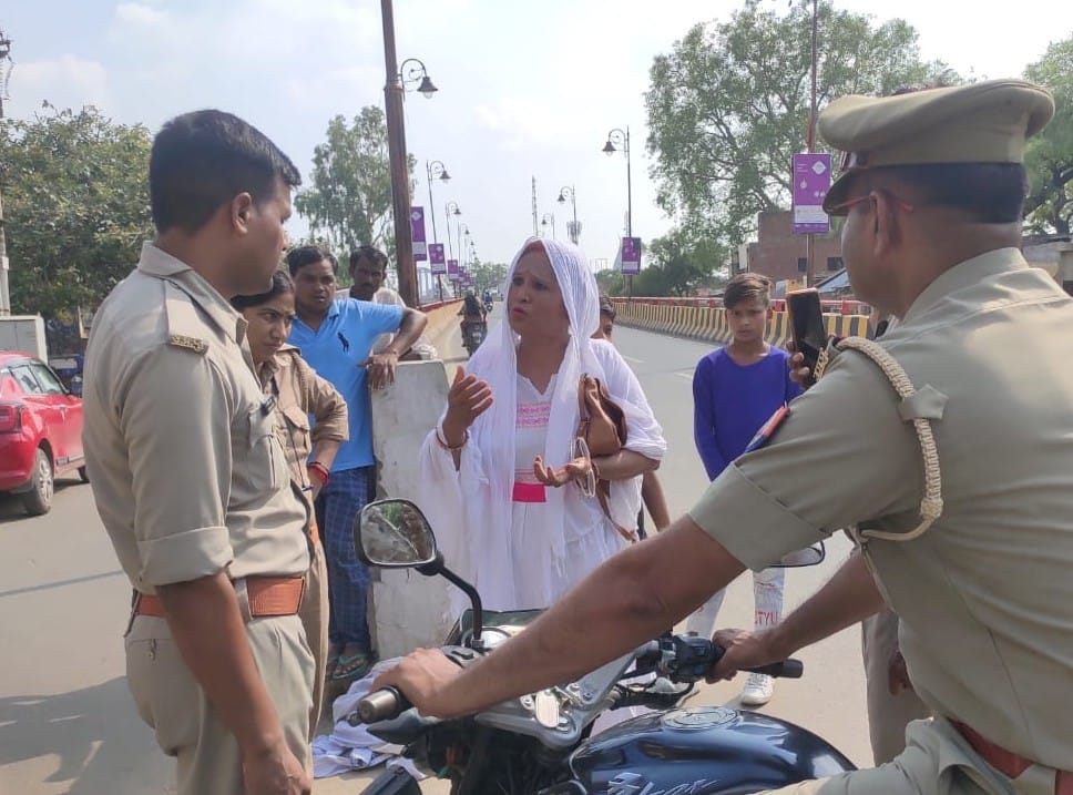 Hathras: A woman sitting on a dharna in the middle of the road in protest against the well being of the municipality