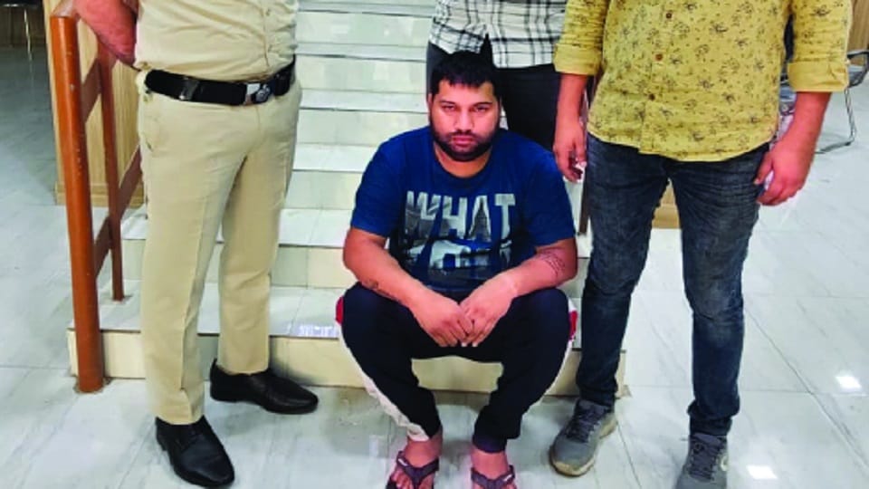 cheated 200 people in the name of cashing credit card bonus points one accused arrested