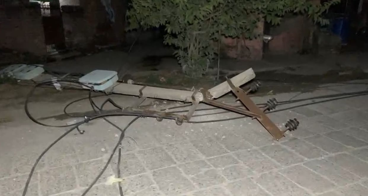 Truck coming from mining zone broke electric poles, people were troubled by power failure, heat