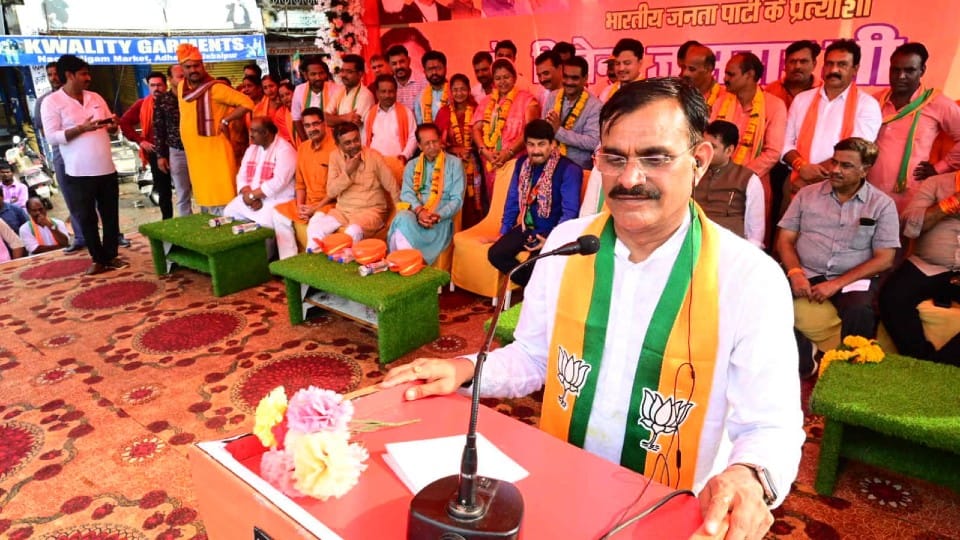 MP Election: VD Sharma came out on the streets with Manoj Tiwari on a bike, meeting in Jabalpur-Sagar