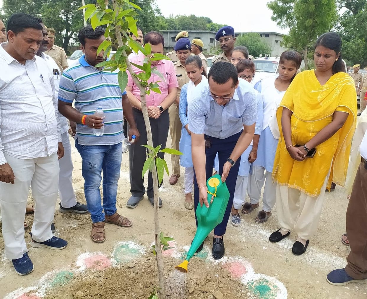 Divisional Commissioner planted saplings in Nibkarori Dham