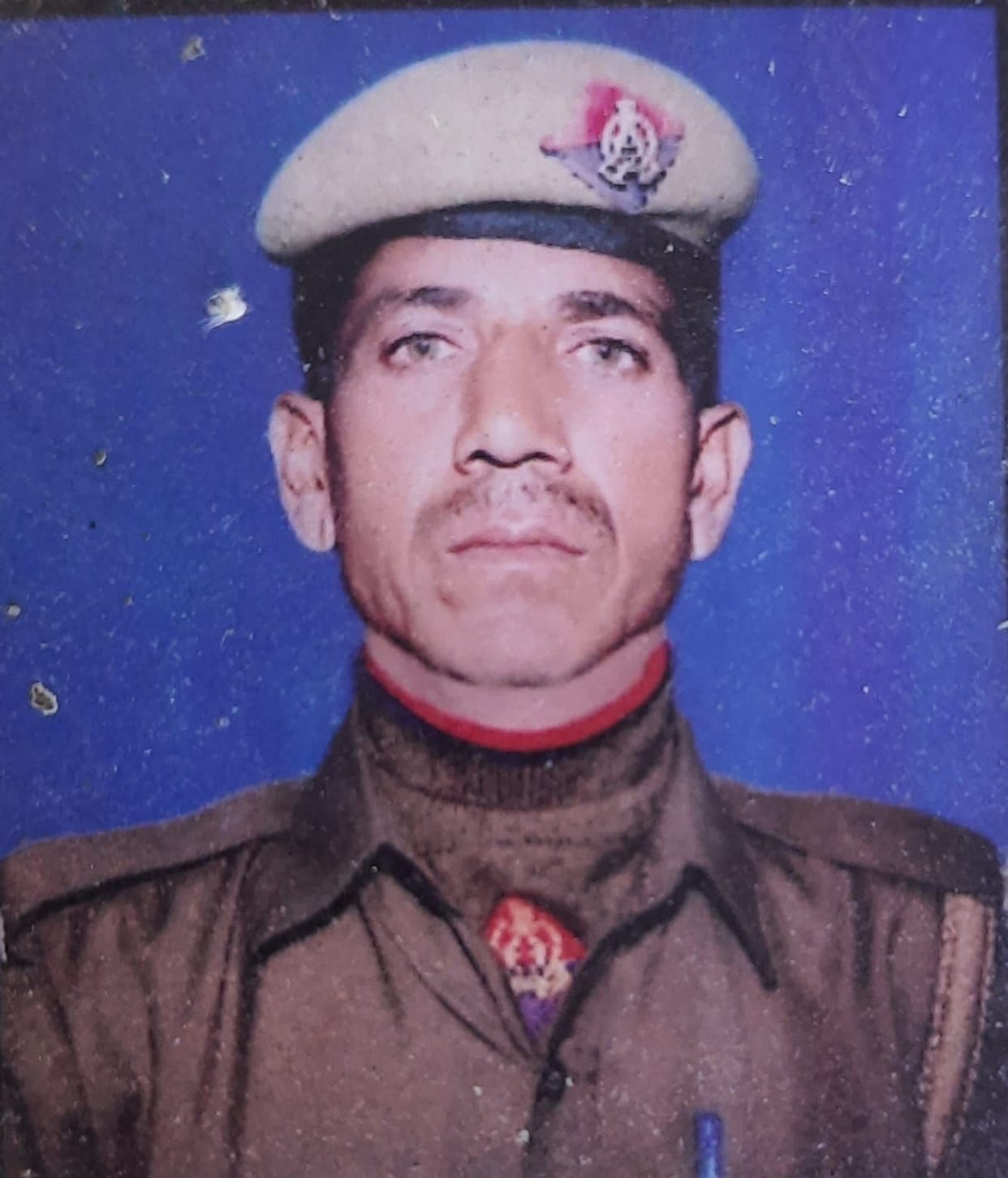 Hathras: Home guard dies after falling from bike