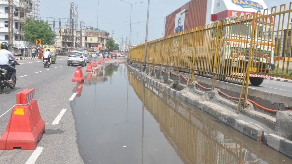renovation work of highway stopped due to waterlogging in agra