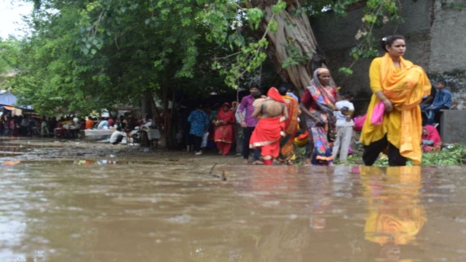 Waterlogging and Potholes on roads due to rain in agra
