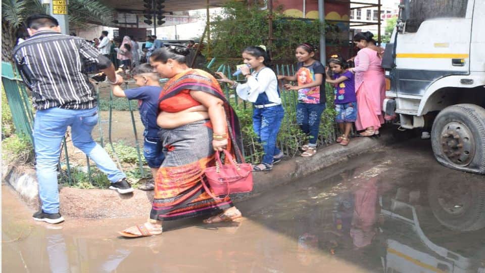Waterlogging and Potholes on roads due to rain in agra