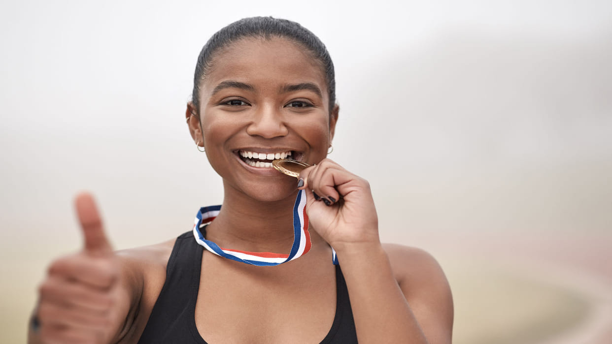 Why Olympic Winners Bite Their Medals Know Reasons Behind it in Hindi