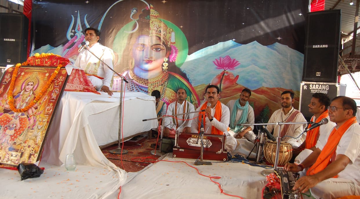 Maharaja Shukdev-Parikshit narrated the dialogue in the Bhagwat Katha