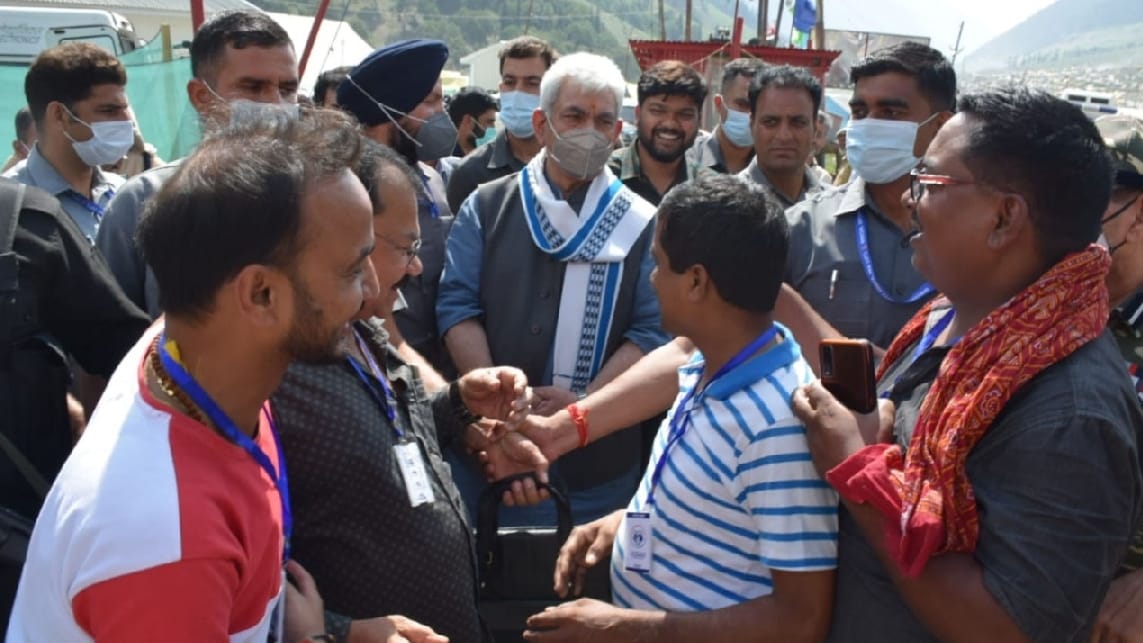 Amarnath Yatra 2022: Lt Governor visited Baltal base camp and inquired about the arrangements from the pilgrims