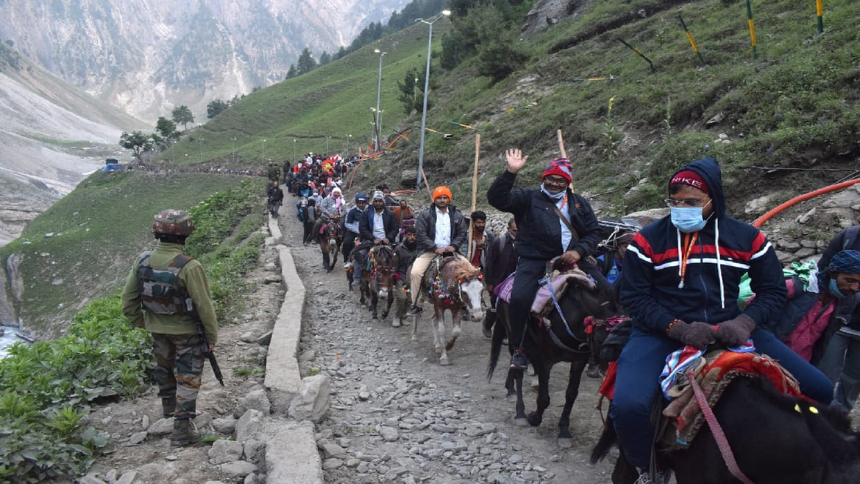 Shri Amarnath Yatra postponed due to heavy rains seventh batch of Shiva devotees leaves Jammu