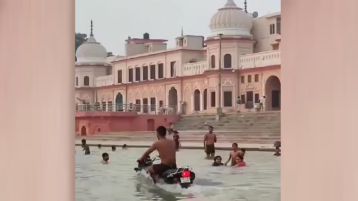 Man performing bike stunts in ram ki paidi.