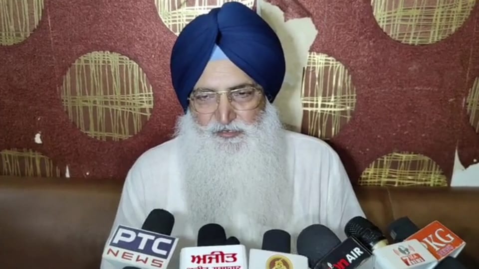 Akali Leader Virsa Singh Valtoha appeared at Sri Akal Takht Sahib and apologized for his religious mistake