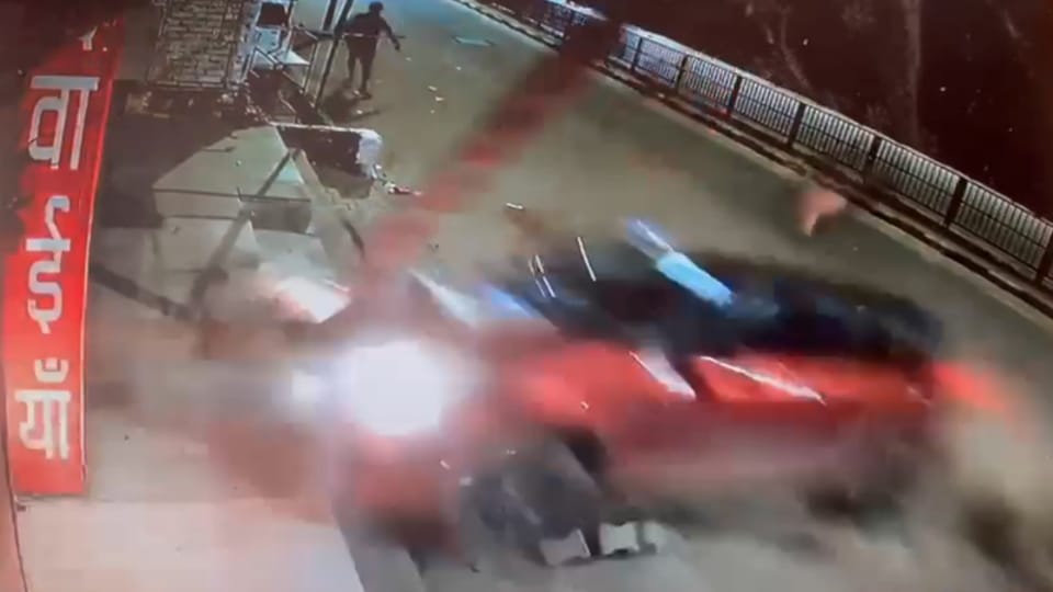 Speeding car went out of control and entered shops in Khudda Lahora 