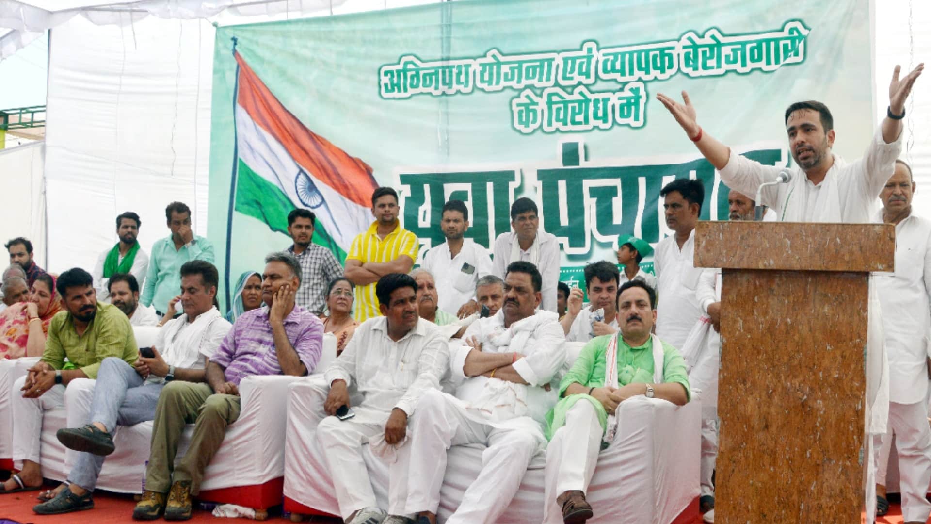Yuva Panchayat: Chaudhary Jayant is making the youth feel enthusiastic in protest against Agneepath in western UP