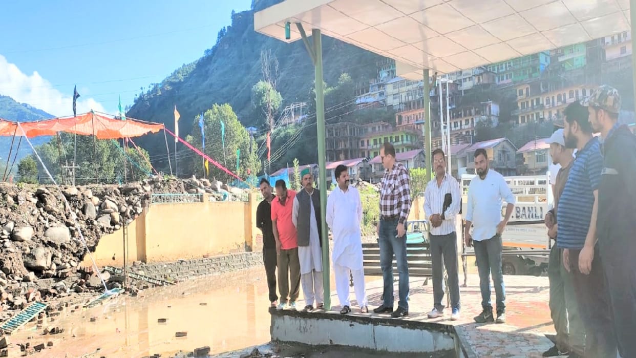 Chirgaon bus stand's protection wall broken due to heavy rain, many vehicles damaged