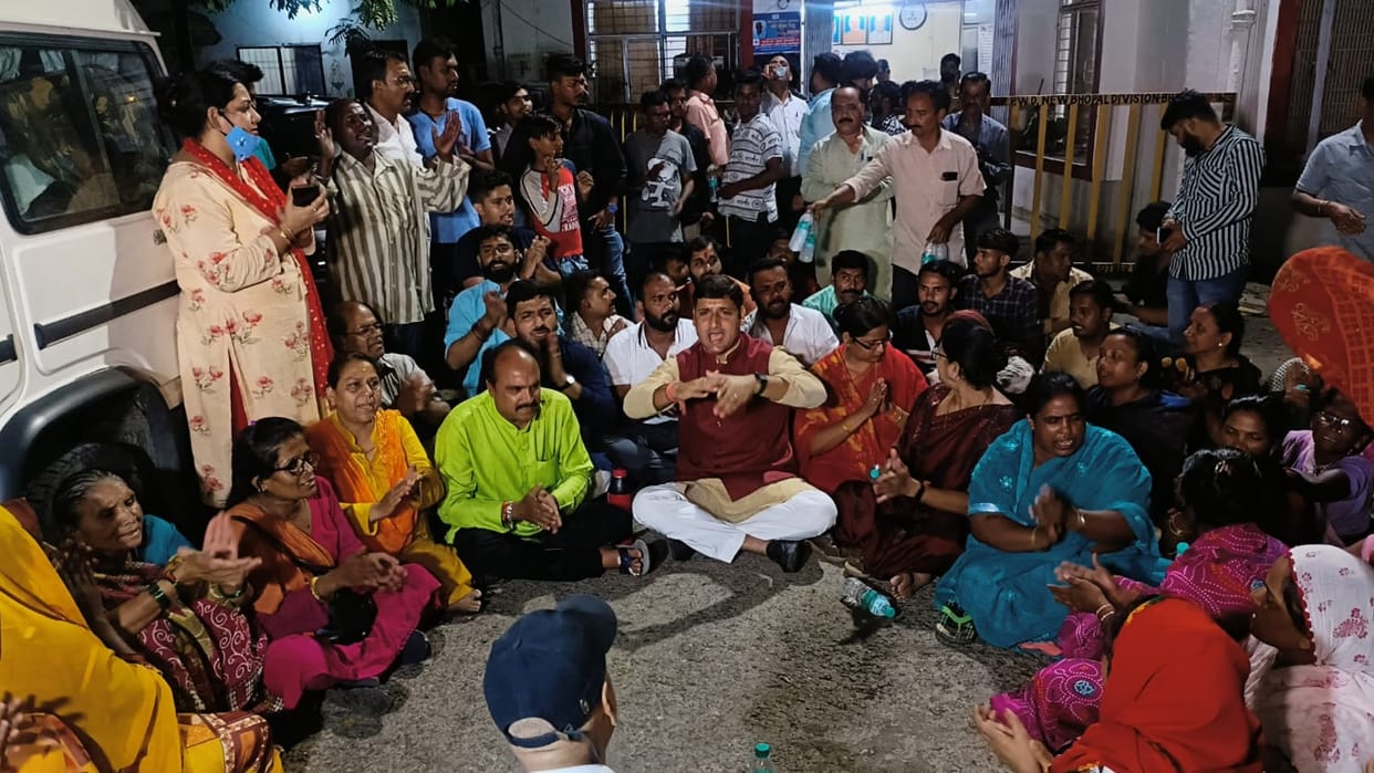 Bhopal Local Body Election: Distributing liquor and watches from a car with Congress name plate in ward 45, assault, FIR registered