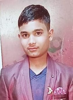 hardoi news,Bike riders clashed, truck crushed, two died