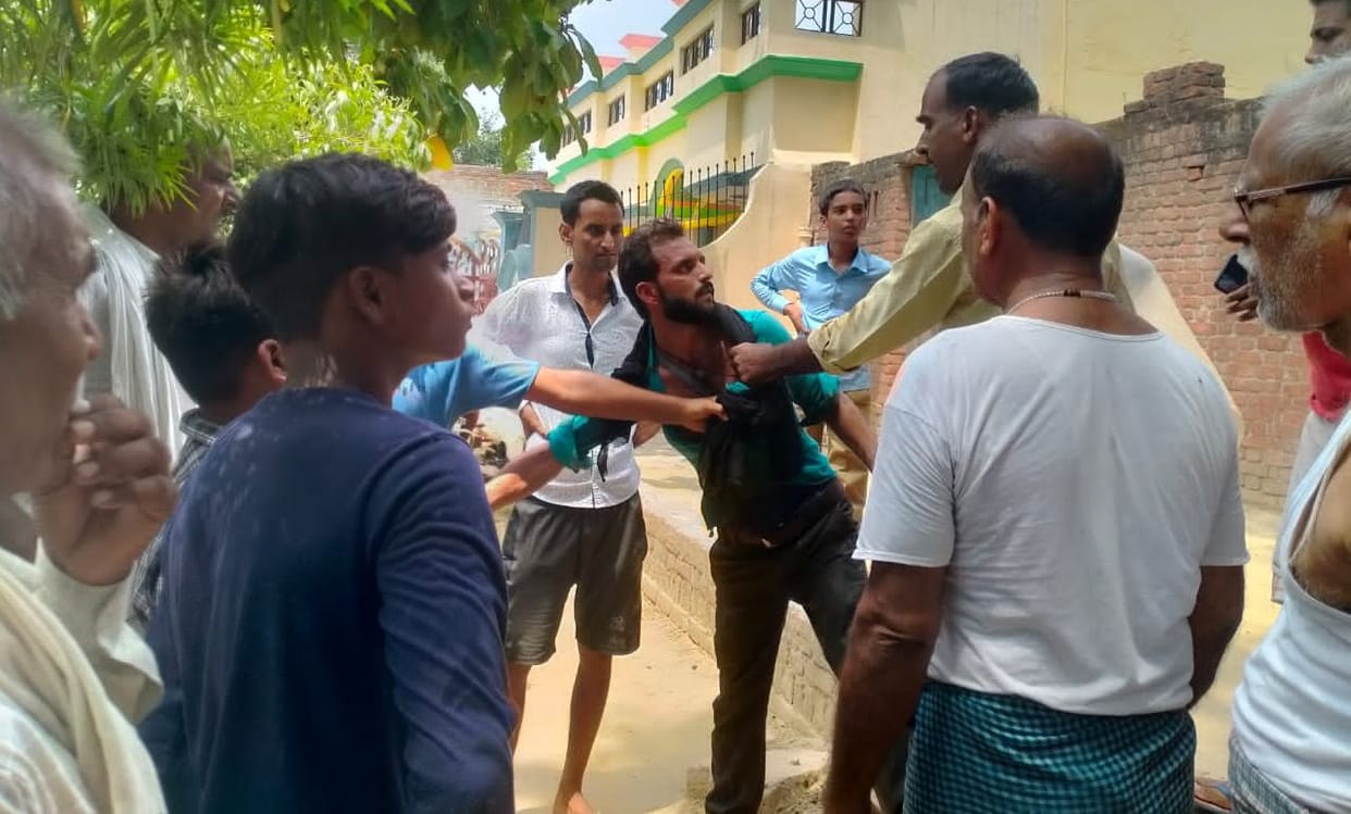 hardoi news, Near the police station, the girl was molested by the mob, beaten up by the mob