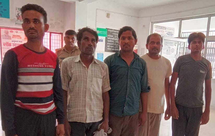 hardoi news, Five smugglers arrested with 70 kg beef
