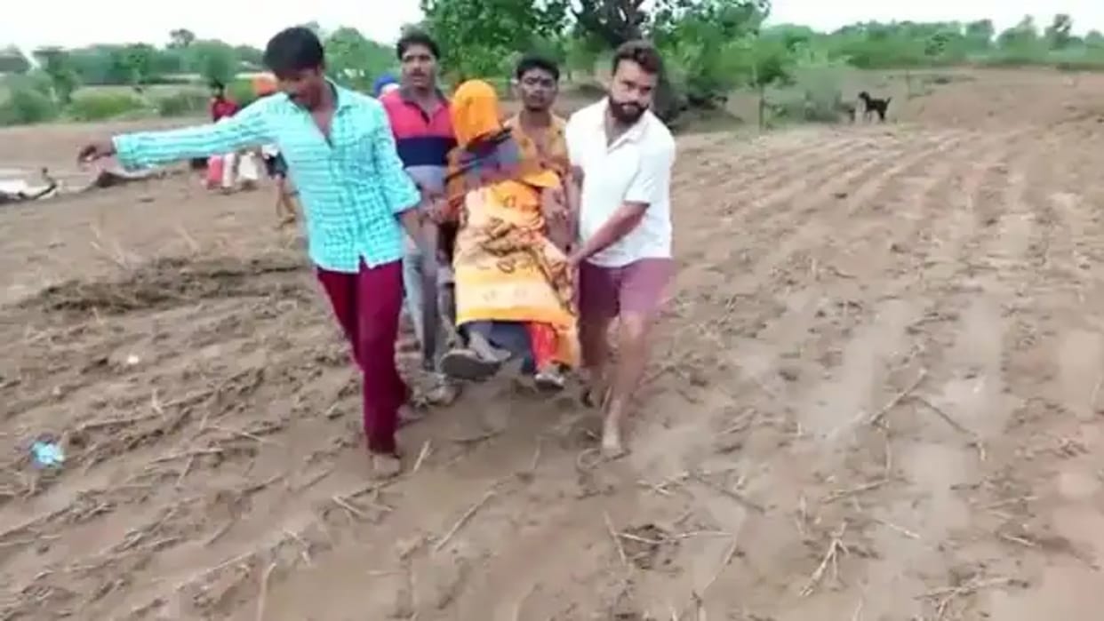 MP News: A woman suffering from labor pains was made to cross the swampy road by sitting in a chair, the unpaved road increased the troubles