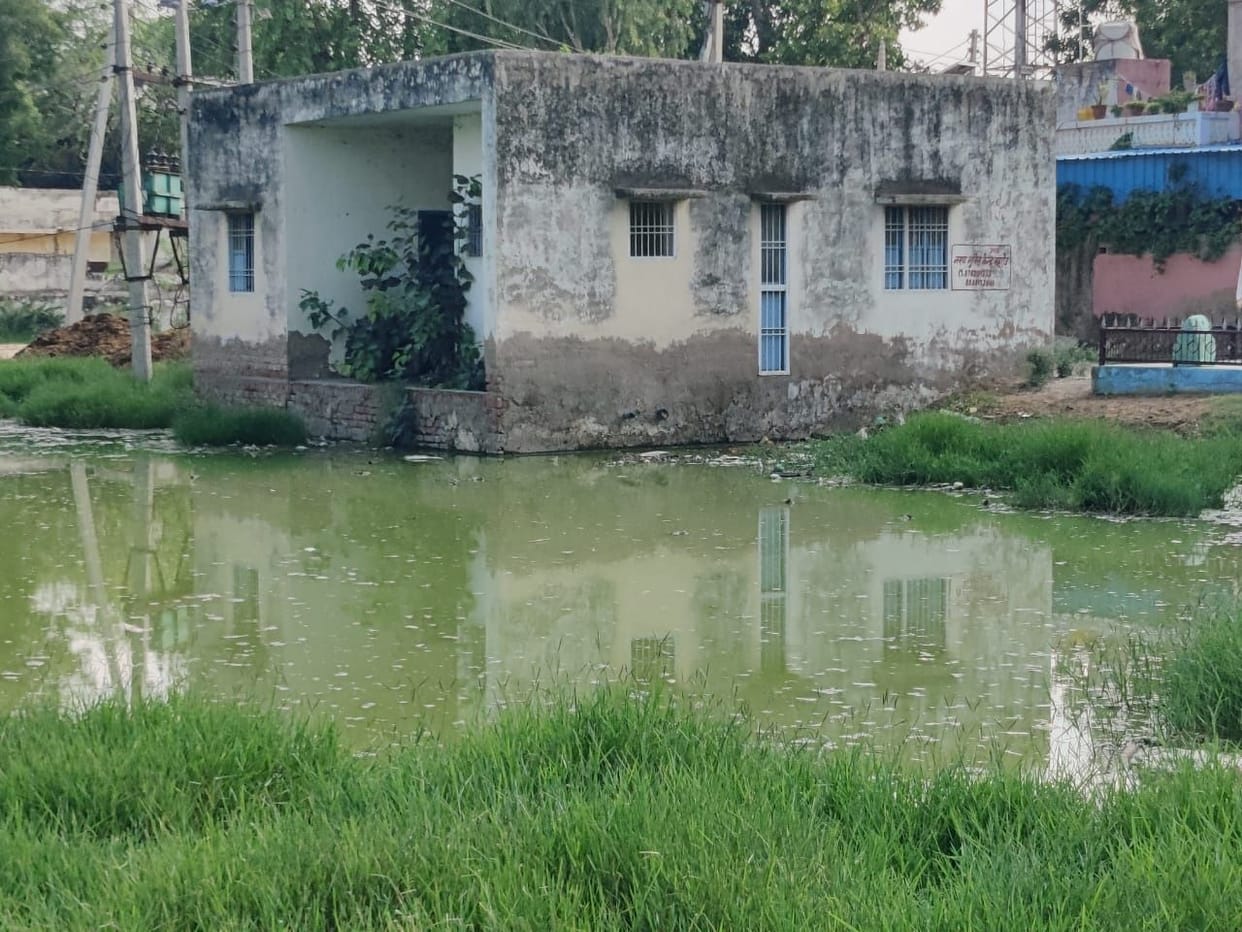 Villagers upset due to water of Johad of Jhabua village, complaint to SDM Bawal