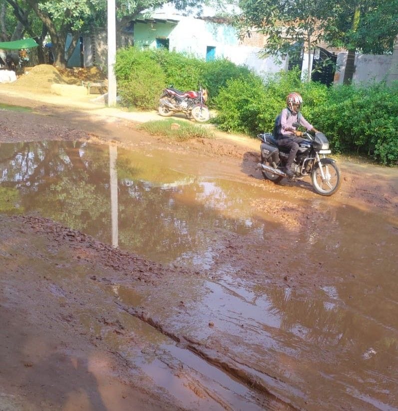 Hathras: There are big potholes in the Sasni-Nanau contact road