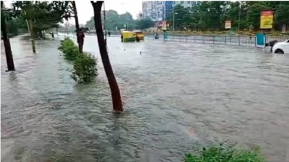Indore News: Roads became ponds due to the rains of Indore, Congress raised questions on the development of BJP for 20 years