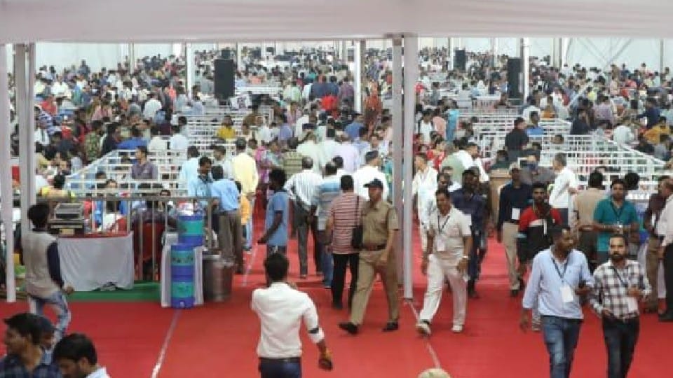 Indore Election: Voting will be held at 2250 centers tomorrow, a fair of material takers at Nehru Stadium