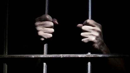 UP: हत्या के बाद मासूम से बोला- तुम्हारे लिए नई मम्मी लाएंगे; बेटी की गवाही पर हत्यारे पिता-चाचा को सजा Life imprisonment to father and uncle in murder case on the testimony of daughter in Bareilly