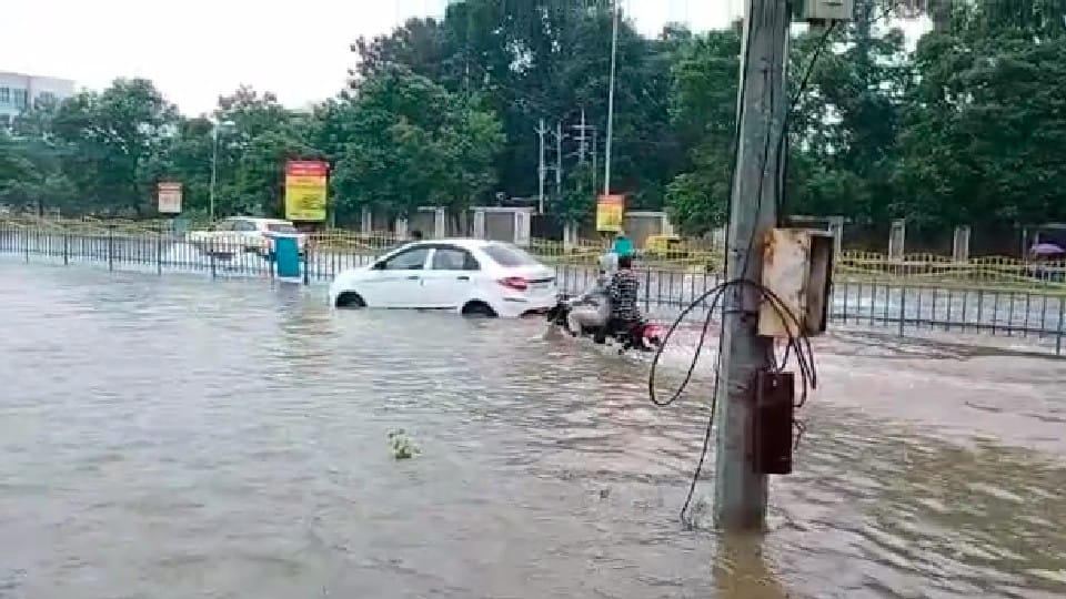 Indore News: Roads became ponds due to the rains of Indore, Congress raised questions on the development of BJP for 20 years