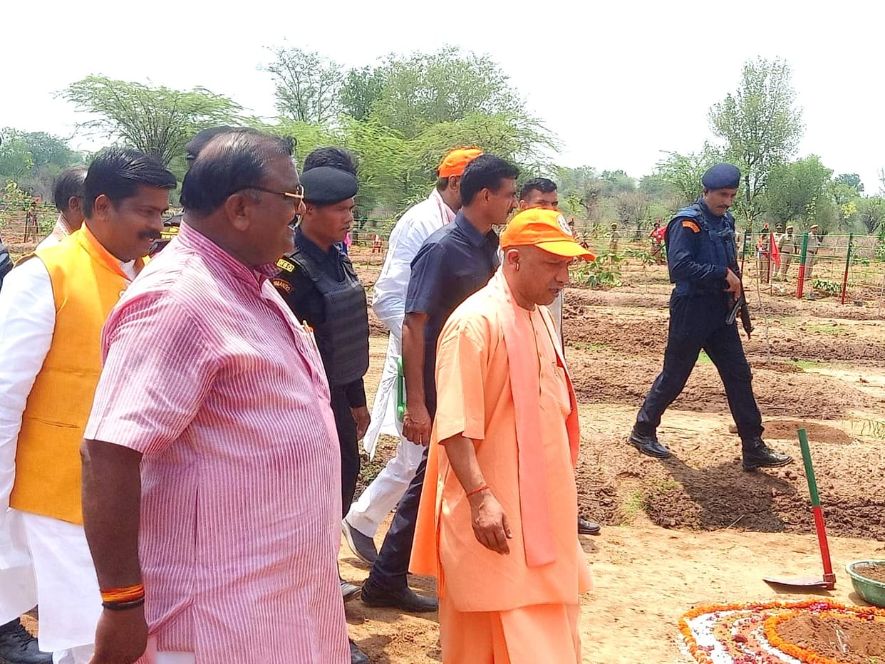 CM Yogi inaugurated Van Mahotsav in Chitrakoot, said - Natural farming and horticulture will be promoted in Bundelkhand, Tiger's roar will tell the glory of Shri Ram
