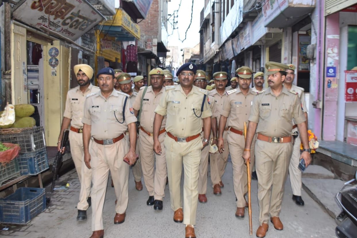 Hathras: For peace and order, the SP patrolled with the police force