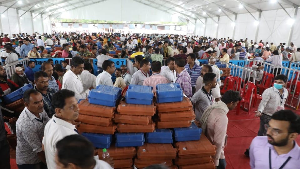 Indore Election: Voting will be held at 2250 centers tomorrow, a fair of material takers at Nehru Stadium