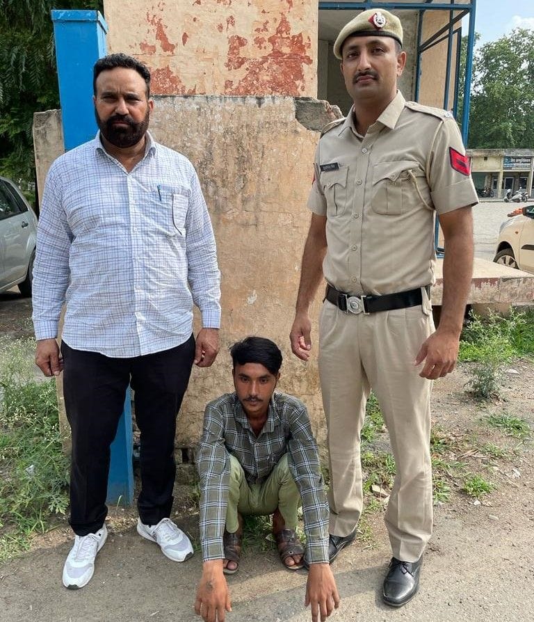 Mobile was stolen from the bags of the girl students at the bus stand, was caught