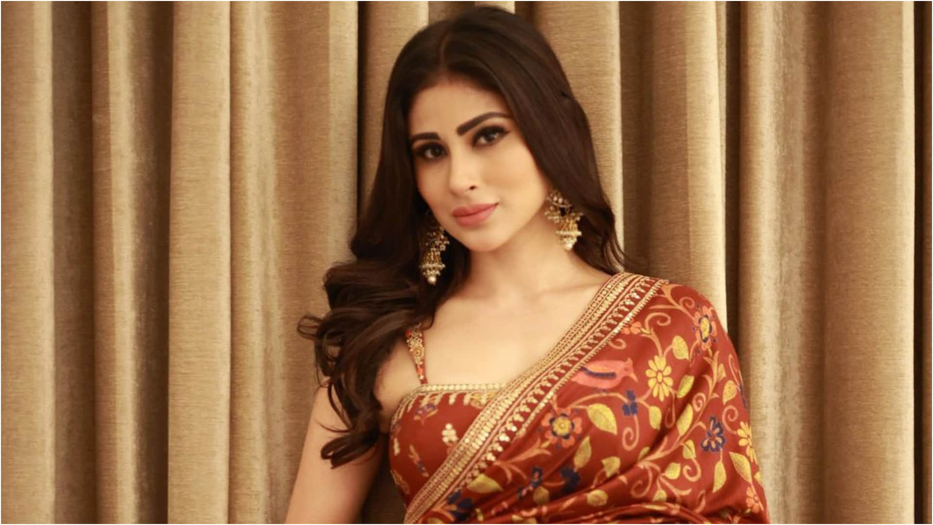 Actress Mouni Roy Sizzling Look In Saree Photo Goes Viral on Social Media in Hindi