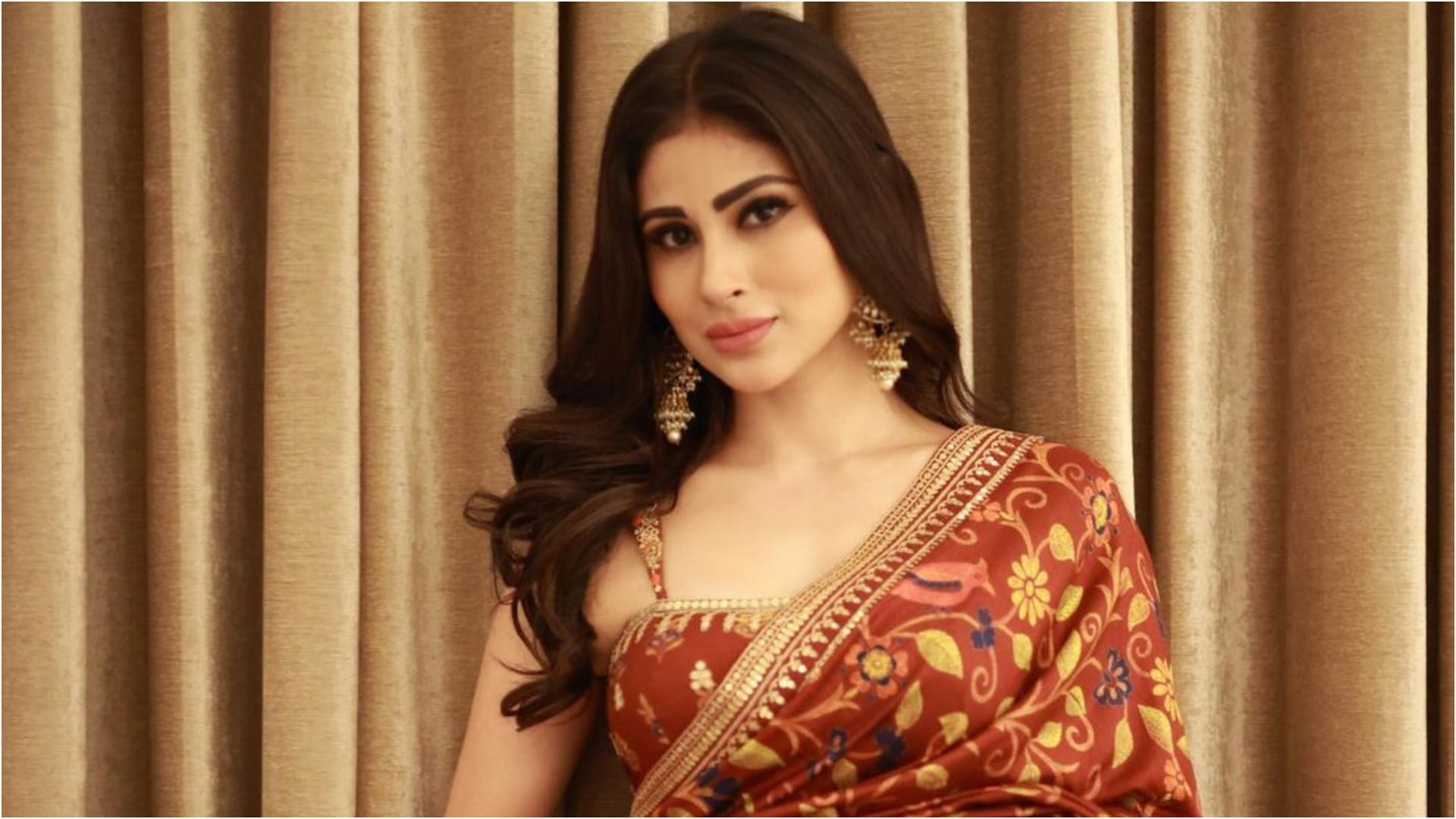 Actress Mouni Roy Sizzling Look In Saree Photo Goes Viral on Social Media in Hindi