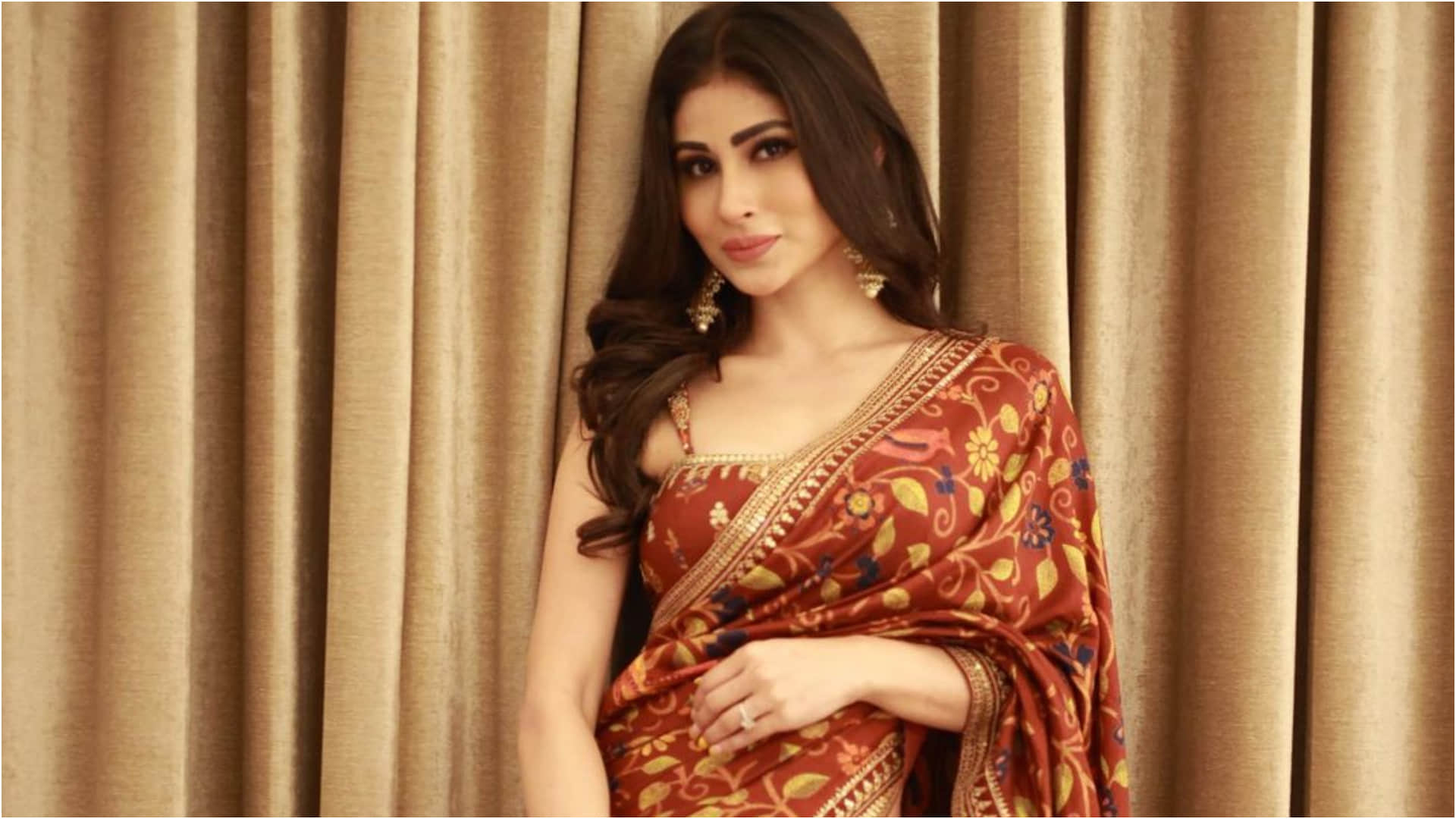 Actress Mouni Roy Sizzling Look In Saree Photo Goes Viral on Social Media in Hindi