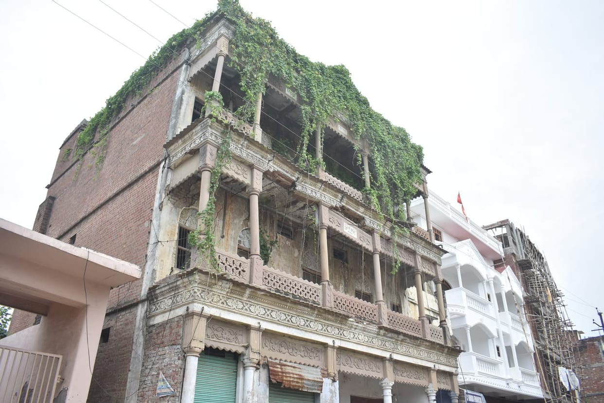 Danger of rain on hundreds of dilapidated buildings standing in the middle of the city
