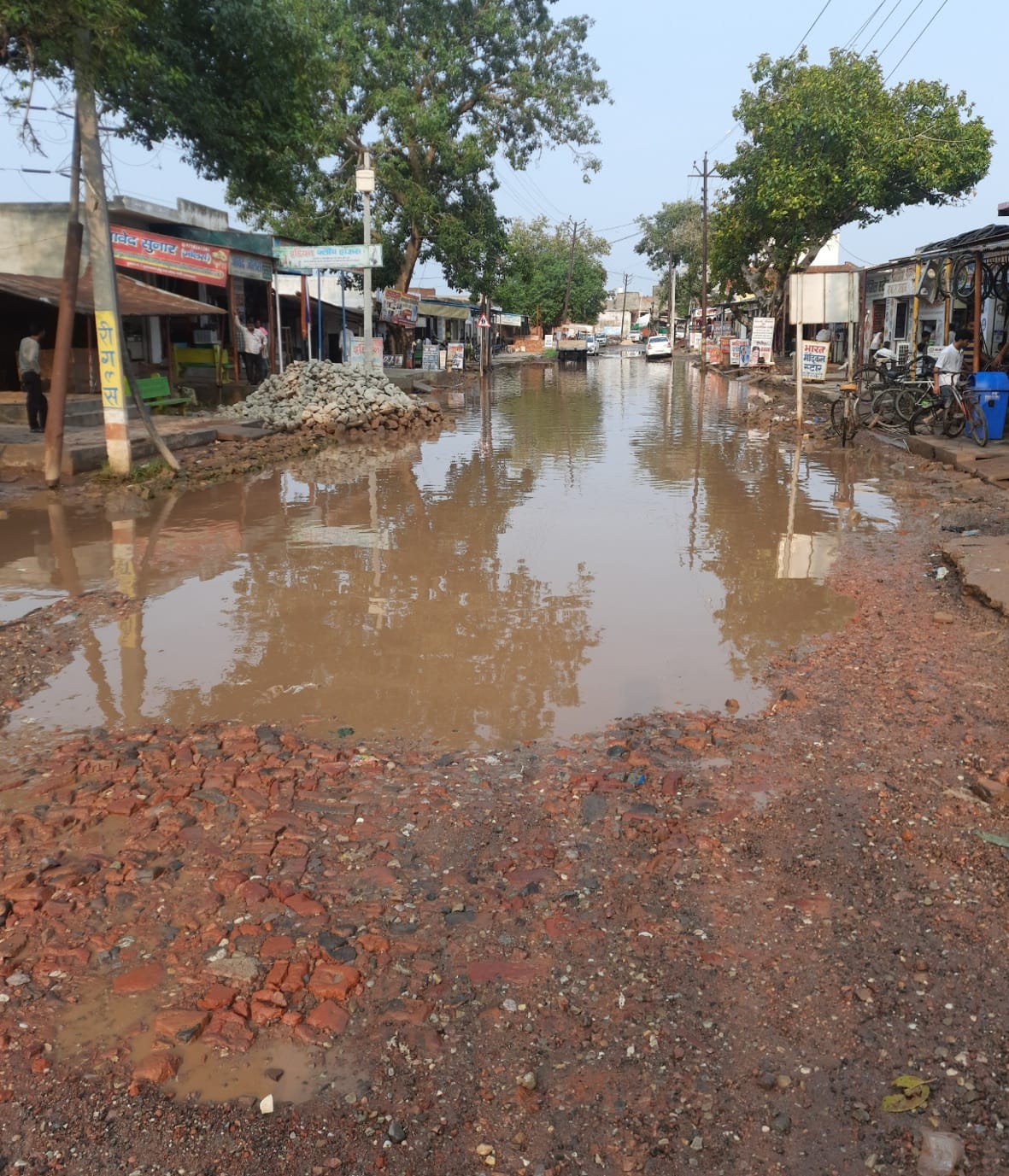 Pond water on the road, people's problems increased