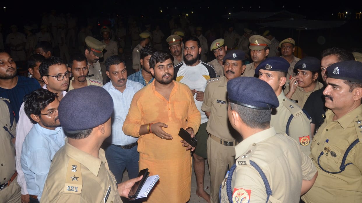 Incident in Prayagraj: Bomb attack on student leader near Lete Hanuman mandir Prayagraj sangam