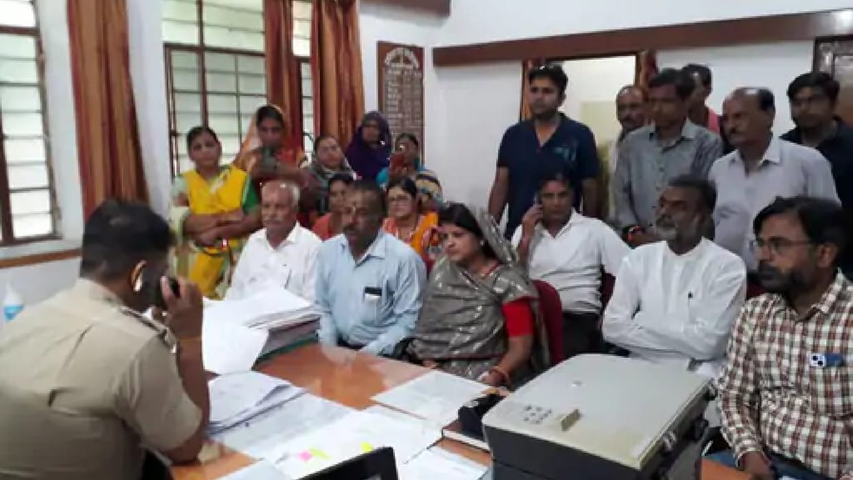 people submitted memorandum deputy commissioner in case of missing three girls in Rajsamand