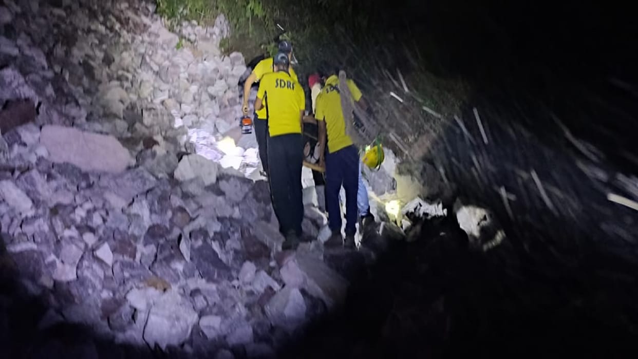 Scorpio fell in a ditch near Devprayag-Biasi of Tehri Garhwal