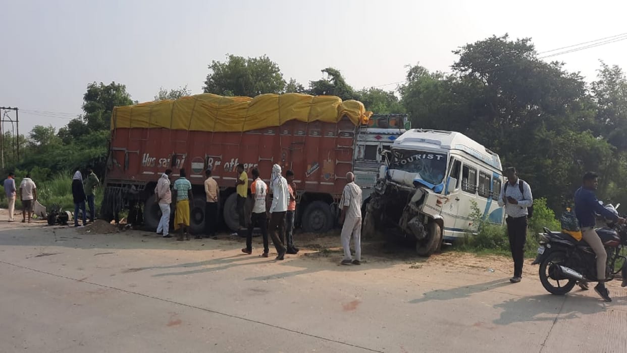 Big road accident in Jaunpur, truck-pickup collision near Fattupur village on Fourlane bypass, three killed
