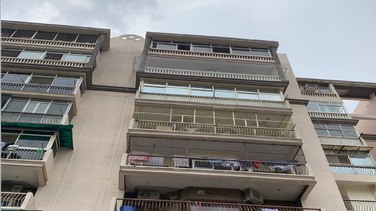 Ghaziabad Elderly dies after falling from seventh floor under suspicious circumstances in Indirapuram