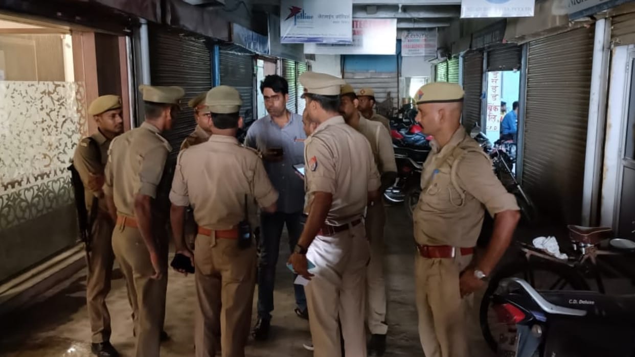 Bike riding miscreants robbed one lakh rupees by entering shop in Deoria