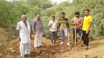 Leopard attacked farmer dogs saved his life in agra